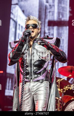 Chicago, Stati Uniti. 30 ottobre 2023. Adam Lambert della Regina Adam Lambert allo United Center il 30 ottobre 2023, a Chicago, Illinois (foto di Daniel DeSlover/Sipa USA) credito: SIPA USA/Alamy Live News Foto Stock