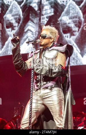 Chicago, Stati Uniti. 30 ottobre 2023. Adam Lambert della Regina Adam Lambert allo United Center il 30 ottobre 2023, a Chicago, Illinois (foto di Daniel DeSlover/Sipa USA) credito: SIPA USA/Alamy Live News Foto Stock