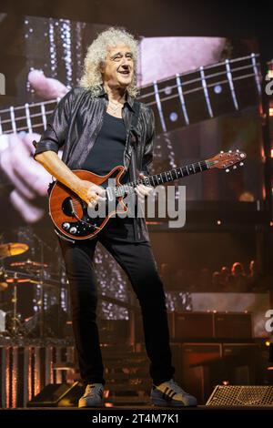 Chicago, Stati Uniti. 30 ottobre 2023. Brian May di Queen Adam Lambert presso lo United Center il 30 ottobre 2023, a Chicago, Illinois (foto di Daniel DeSlover/Sipa USA) credito: SIPA USA/Alamy Live News Foto Stock