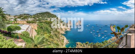 Vista panoramica su Marina piccola e Faraglioni: Meraviglie costiere nello splendore mediterraneo dell'isola di Capri Foto Stock