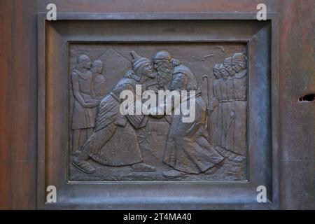 Primo piano di un bassorilievo biblico sulla porta del Leone della Cattedrale di San Giacomo (1431-1535) a Sibenik, Croazia Foto Stock