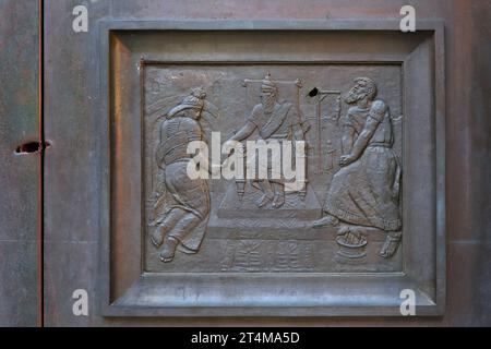 Primo piano di un bassorilievo biblico sulla porta del Leone della Cattedrale di San Giacomo (1431-1535) a Sibenik, Croazia Foto Stock