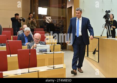 Markus SOEDER Ministerpraesident Bayern und CSU Vorsitzender betritt den Plenarsaal und blickt argwoehnisch auf Mitglieder der AfdD Fraktion. Wahl und Vereidigung des Bayerischen Ministerpraesidenten AM 31.10.2023 im Bayerischen Landtag, Maximilianeum a Monaco *** Markus SOEDER Premier di Stato della Baviera e presidente della CSU entra nella sala plenaria e guarda con sospetto ai membri della fazione AfdD elezione e giuramento del Premier di Stato bavarese il 31 10 2023 nel Parlamento bavarese, Maximilianeum a Monaco credito: Imago/Alamy Live News Foto Stock