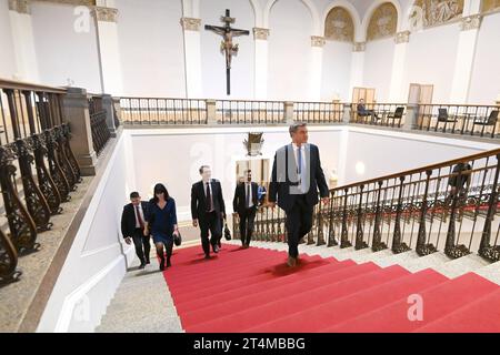 Markus SOEDER Ministerpraesident Bayern und CSU Vorsitzender, Ankunft im Landtag, im Treppenhaus., Wahl und Vereidigung des Bayerischen Ministerpraesidenten AM 31.10.2023 im Bayerischen Landtag, Maximilianeum a Muenchen *** Markus SOEDER State Premier of Bavaria e CSU Chairman, arrivo al Parlamento di Stato, nella scalinata, elezione e giuramento del Premier di Stato bavarese il 31 10 2023 nel Parlamento di Stato bavarese, Maximilianeum a Monaco di Baviera credito: Imago/Alamy Live News Foto Stock