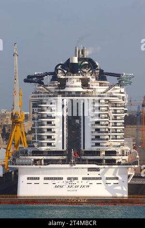 MSC Seaview, nave da crociera da 153.000 tonnellate che riceve attenzione a Palumbo Dry Dock n. 6, nel Grand Harbour, la Valletta, Malta, aprile 2023. Foto Stock