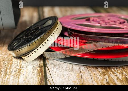 rotoli colorati di vecchi film cinematografici impilati Foto Stock