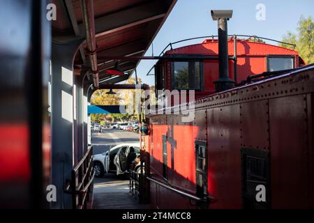 San Juan Capistrano, California, USA - 28 ottobre 2023: La luce del pomeriggio splende su un treno presso lo storico deposito ferroviario. Foto Stock