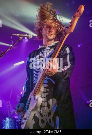 Nottingham, Regno Unito. 31 ottobre 2023, evento: The Rescue Rooms. HUNNA con il supporto di BAND OF SILVER e SICKJOY. NELLA FOTO: Il bassista Junate Angin (THE HUNNA). Credito: Mark Dunn/Alamy Live News (da accreditare su tutte le immagini pubblicate). Foto Stock