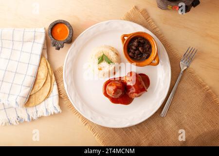 Involtini di carne con adobo, ripieni di formaggio, verdure o altri ingredienti e serviti con riso e fagioli, chiamati anche in Messico come Wrapped Child o. Foto Stock