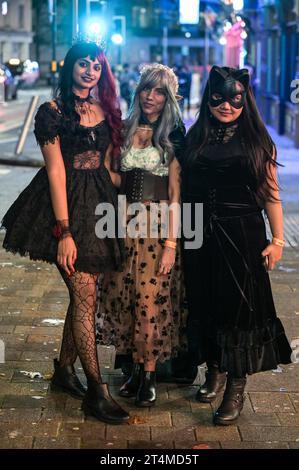 Broad Street, Birmingham, 31 ottobre 2023 - migliaia di festeggiamenti sono usciti martedì sera per festeggiare Halloween. La pioggia ha iniziato a diventare leggera, diventando pesante vicino a mezzanotte, ma ciò non ha smorzato gli spiriti. Alcuni hanno usato cappotti per ripararsi e altri hanno improvvisato con sacchetti di plastica sulla famigerata strada della vita notturna di Birmingham. Il Bier Bar di Heidi era tutto esaurito con una politica "one in, one out" imposta perché le code si estendevano lungo la strada in una delle loro notti più trafficate dell'anno. Nonostante il freddo e il clima umido, ciò non ha impedito alcuni costumi sorprendenti, tra cui un ragazzo con una felpa con cappuccio Just Stop Oil arancione, Una donna dr Foto Stock