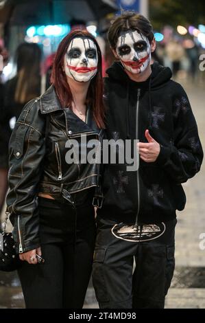 Broad Street, Birmingham, 31 ottobre 2023 - migliaia di festeggiamenti sono usciti martedì sera per festeggiare Halloween. La pioggia ha iniziato a diventare leggera, diventando pesante vicino a mezzanotte, ma ciò non ha smorzato gli spiriti. Alcuni hanno usato cappotti per ripararsi e altri hanno improvvisato con sacchetti di plastica sulla famigerata strada della vita notturna di Birmingham. Il Bier Bar di Heidi era tutto esaurito con una politica "one in, one out" imposta perché le code si estendevano lungo la strada in una delle loro notti più trafficate dell'anno. Nonostante il freddo e il clima umido, ciò non ha impedito alcuni costumi sorprendenti, tra cui un ragazzo con una felpa con cappuccio Just Stop Oil arancione, Una donna dr Foto Stock