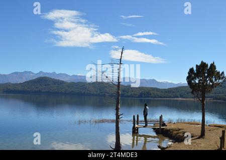 "Momenti tranquilli sul mare" "l'eleganza serena dei laghi" "riflessioni nell'abbraccio dell'acqua" "tranquillità sul lago incantamento" "Waterside Beauty i Foto Stock