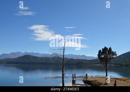 "Momenti tranquilli sul mare" "l'eleganza serena dei laghi" "riflessioni nell'abbraccio dell'acqua" "tranquillità sul lago incantamento" "Waterside Beauty i Foto Stock