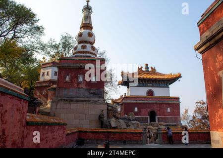 Paesaggio culturale del Palazzo d'Estate a Pechino, Cina. Primo piano sugli antichi padiglioni in terracotta, cielo blu con spazio per la copia del testo Foto Stock