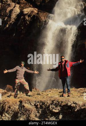 Tawang, Arunachal Pradesh, India - 7 dicembre 2019: I turisti si godono la natura incontaminata davanti alla splendida cascata Nuranang o Jang Foto Stock