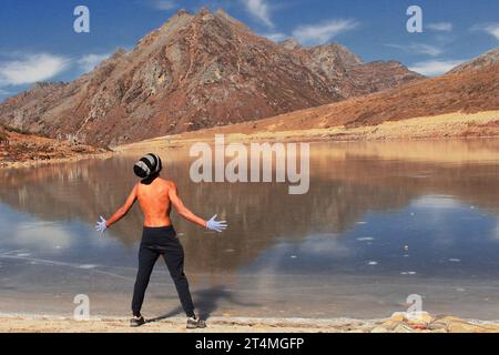 Tawang, Arunachal Pradesh, India - 7 dicembre 2019: Turista che si gode il tranquillo paesaggio montano dell'himalaya e il lago alpino al passo del sela Foto Stock