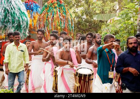 Kerala, India - 2 aprile 2023 gli uomini indiani suonano lo strumento di percussione tradizionale a Kochi Kerala Foto Stock