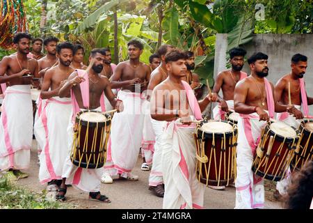 Kerala, India - 2 aprile 2023 gli uomini indiani suonano lo strumento di percussione tradizionale a Kochi Kerala Foto Stock