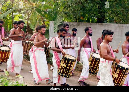 Kerala, India - 2 aprile 2023 gli uomini indiani suonano lo strumento di percussione tradizionale a Kochi Kerala Foto Stock