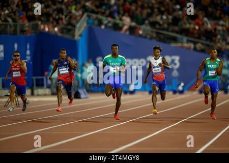 Santiago, Cile. 31 ottobre 2023. Jose Gonzalez del Team Dominican Republic, Felipe Bardi del Team Brazil, Shainer Rengifo del Team Cuba e Erik Barbosa del Team Brazil gareggiano nella finale maschile dei 100 m allo Stadio Nazionale del Cile l'11° giorno dei Giochi panamericani di Santiago 2023 del 31 ottobre, 2023 a Santiago, Cile. Crediti: Rodolfo Buhrer/la Imagem/FotoArena/Alamy Live News Foto Stock