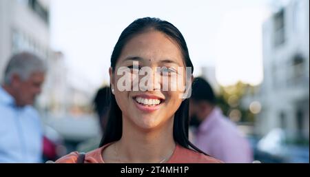 Affari, viaggi e ritratti di donna asiatica in una strada cittadina con sicurezza, sorriso o mentalità positiva. Lavoratrice, faccia e signora giapponese entusiasta Foto Stock