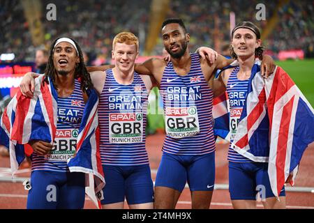 Matthew Hudson-Smith, Charlie Dobson, Lewis Davey, Alex Haydock-Wilson (Gran Bretagna). Medaglia d'oro relè 4x400. Campionati europei di Monaco 2022 Foto Stock