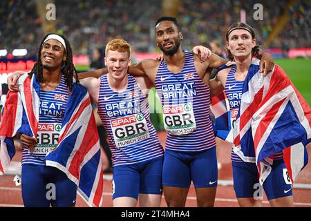 Matthew Hudson-Smith, Charlie Dobson, Lewis Davey, Alex Haydock-Wilson (Gran Bretagna). Medaglia d'oro relè 4x400. Campionati europei di Monaco 2022 Foto Stock