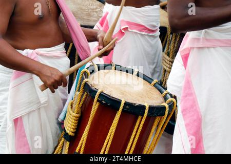 Gli uomini indiani suonano lo strumento di percussione tradizionale a Kochi Kerala Foto Stock