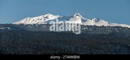 Il Diamond Peak dell'Oregon visto dall'autostrada 58 in inverno. Foto Stock