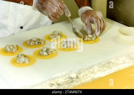 Chef che prepara ravioli in una cucina italiana Foto Stock