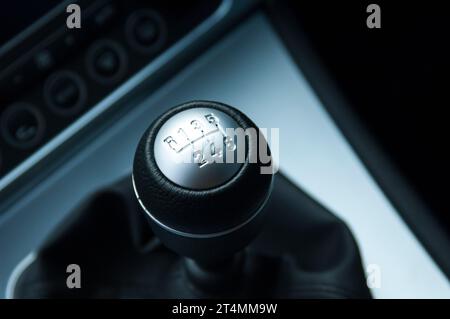 Selettore del cambio manuale a sei velocità su un'auto sportiva Foto Stock