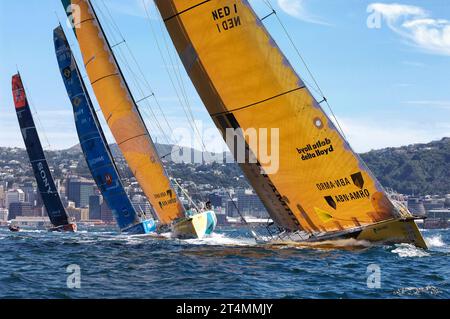 Gli yacht da corsa della Volvo Ocean Race partono da Wellington, nuova Zelanda 2005-2006 Foto Stock