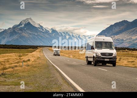 camper sulla Lake Pukaki Road, con il Monte Cook sullo sfondo, nuova Zelanda Foto Stock