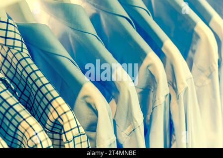 Rack di maglie business formali da uomo su appendiabiti Foto Stock