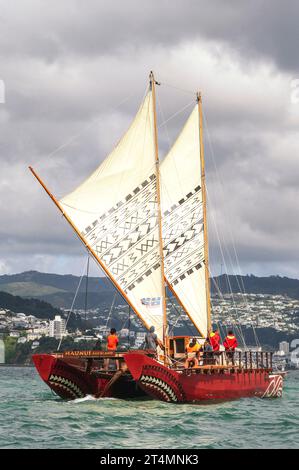 Tradizionale barca a doppio scafo Maori, waka sull'oceano o canoa, Haunui, vela sul porto di Wellington Foto Stock