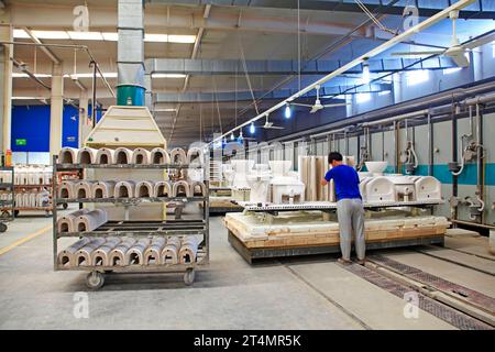 Luannan - maggio 31: Operai nella linea di produzione del laboratorio di sinterizzazione, il 31 maggio 2015, contea luannana, provincia di hebei, Cina Foto Stock