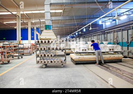 Luannan - maggio 31: Operai nella linea di produzione del laboratorio di sinterizzazione, il 31 maggio 2015, contea luannana, provincia di hebei, Cina Foto Stock