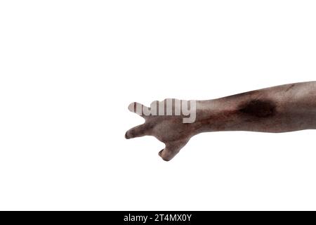 La mano di uno zombie spaventoso con sangue e ferite isolate su uno sfondo bianco Foto Stock