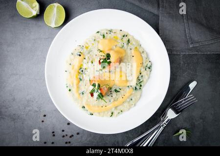 porridge di riso bianco con erbe e pesce, vista dall'alto Foto Stock