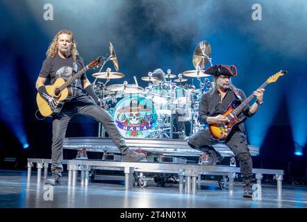 Hollywood, Stati Uniti. 31 ottobre 2023. I membri di Mana, una band pop-rock messicana, si esibiscono sul palco dell'Hard Rock Live in the Seminole Hotel and Casino Hollywood, a Hollywood, Florida martedì 31 ottobre 2023. Foto di Gary i Rothstein/UPI credito: UPI/Alamy Live News Foto Stock