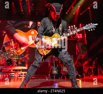 Hollywood, Stati Uniti. 31 ottobre 2023. I membri di Mana, una band pop-rock messicana, si esibiscono sul palco dell'Hard Rock Live in the Seminole Hotel and Casino Hollywood, a Hollywood, Florida martedì 31 ottobre 2023. Foto di Gary i Rothstein/UPI credito: UPI/Alamy Live News Foto Stock