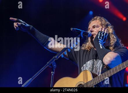 Hollywood, Stati Uniti. 31 ottobre 2023. I membri di Mana, una band pop-rock messicana, si esibiscono sul palco dell'Hard Rock Live in the Seminole Hotel and Casino Hollywood, a Hollywood, Florida martedì 31 ottobre 2023. Foto di Gary i Rothstein/UPI credito: UPI/Alamy Live News Foto Stock