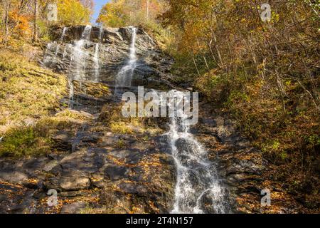 Cascate Amicalola in una splendida giornata autunnale presso l'Amicalola Falls State Park di Dawsonville, Georgia. (USA) Foto Stock