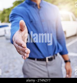 Vieni a bordo. un uomo d'affari irriconoscibile in piedi con la mano tesa per una stretta di mano fuori. Foto Stock