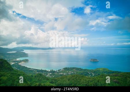 Shot di drone dalla fabbrica di tè, la lussureggiante vegetazione del moderno parco nazionale delle Seychellois, cielo nuvoloso, Mahe Seychelles Foto Stock