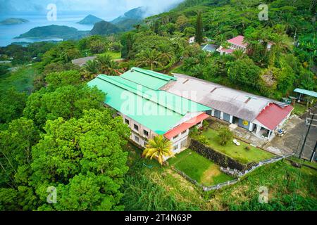 17.10.2023 Mahe, Seychelles Drone girato della fabbrica di tè, all'interno del parco nazionale Foto Stock