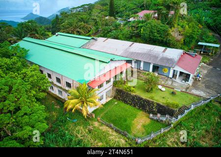 17.10.2023 Mahe, Seychelles Drone girato della fabbrica di tè, all'interno del parco nazionale Foto Stock