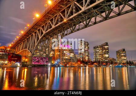 Granville Bridge a Vancouver, British Columbia, Canada di notte Foto Stock