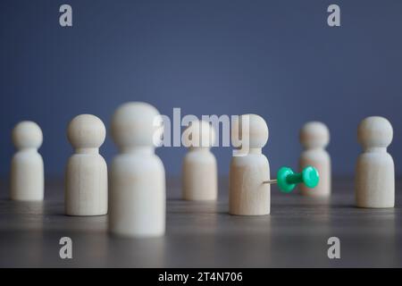 Bambole in legno e perno a trazione. Cliente target, mercato target e concetto di potenziale cliente. Foto Stock