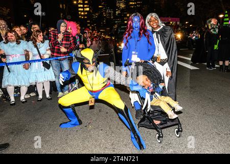 New York, USA. 31 ottobre 2023. L'avvocato pubblico di New York Jumaane Williams (L) e la sua famiglia indossano costumi mentre partecipano alla 50a parata annuale di Halloween del Village a Manhattan. Crediti: Enrique Shore/Alamy Live News Foto Stock